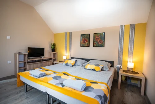 Nagy épület: Emeleti pótágyazható hálószoba 2.