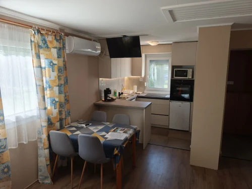 Kis épület: nappali, étkező és konyha