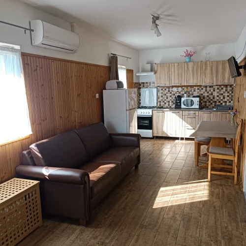 Közösségi tér konyhával, étkezővel és a kihúzható kanapéval