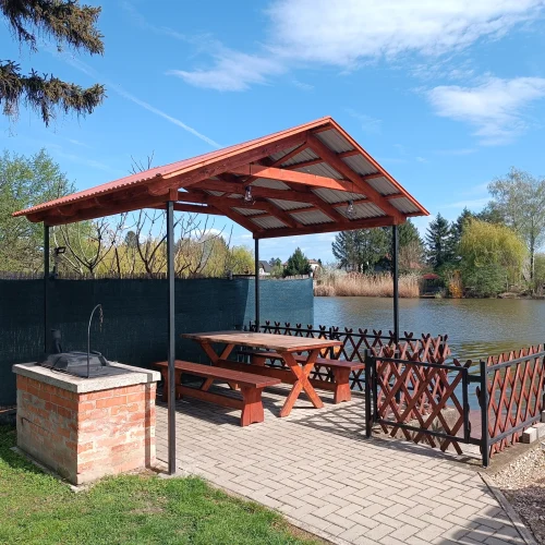 Bográcsozó és grillező a kerti pad mellett