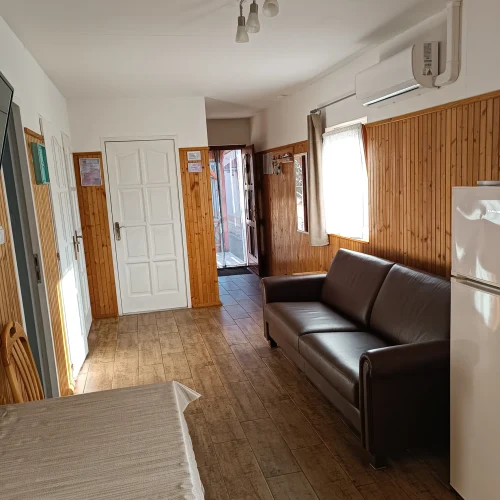 Közösségi térből nyíló hálószobák, és kijárat a teraszra