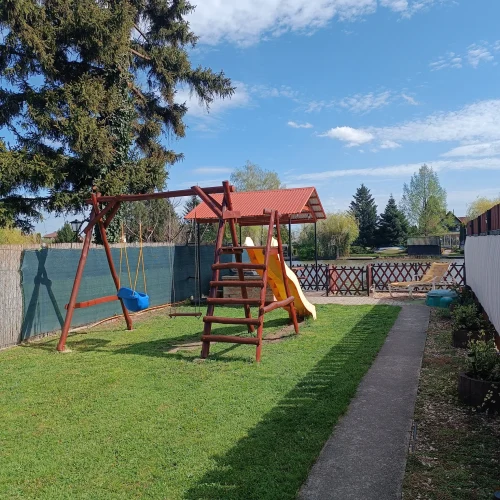 Játszótér, kerti pad és sütögető kilátással a Holt-Körösre