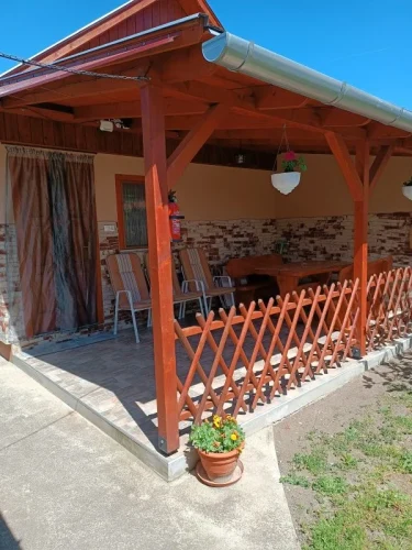 Terasz kényelmes kerti bútorokkal