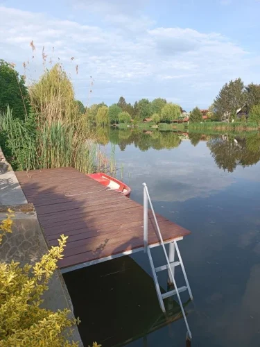 Stég kilátással a vízpartra