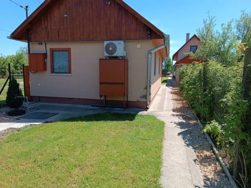 Klimatizált nyaraló az utca felől