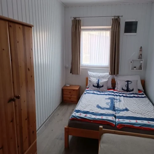 Hálószoba 1 franciaággyal és 1 egyszemélyes ággyal