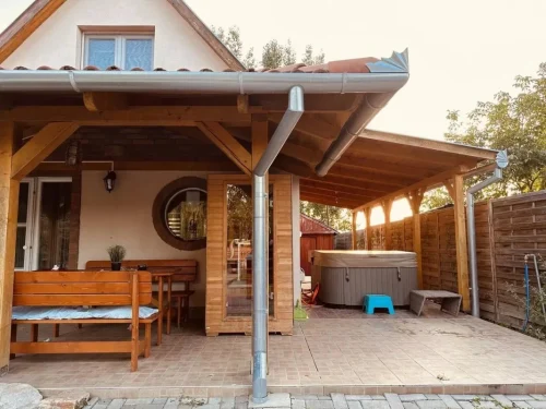 A teraszon kétszemélyes infraszauna és háromszemélyes jacuzzi gondoskodik a kikapcsolódásról