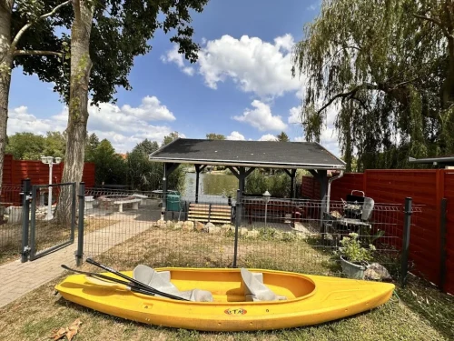 Elkerített vízpart: túrakajak, szalonnasütögető, kerti bútorok