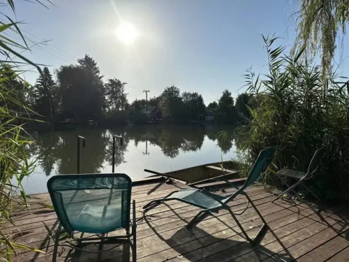 A 20 m²-es stégről horgászni, csónakba szállni is lehet