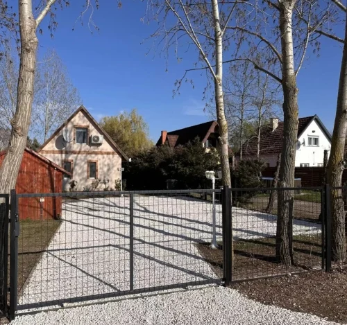 Nyaraló az utca felől: kamerával védett, zárt parkoló