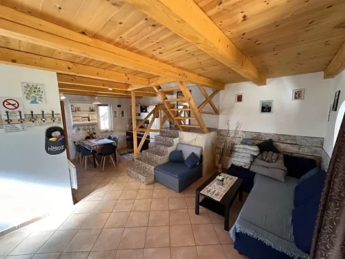 Földszint: nappali, ágyazható sarokkanapé és pótágy