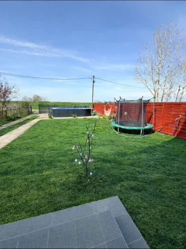 Az utca felé néző kertrészen trambulin és egy 3 x 5 méteres, 1,20 m mély, szezonálisan használható medence kapott helyet