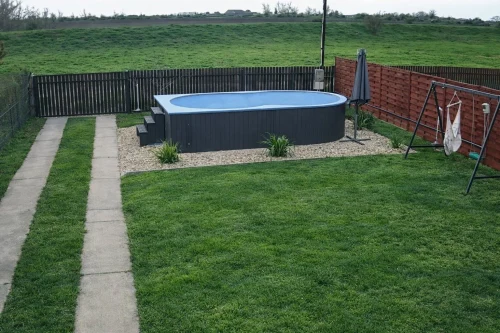 A medence szezonálisan használható