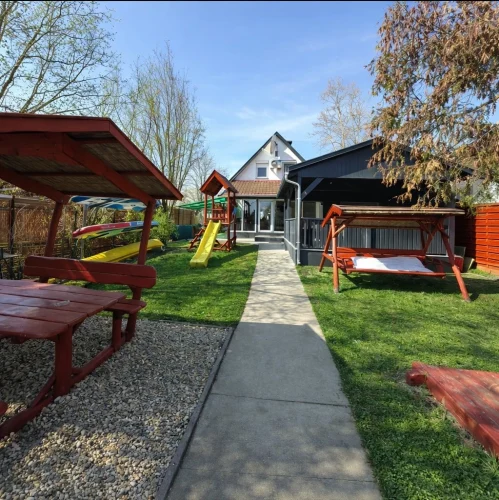 Jacuzzival, játszótérrel felszerelt vízparti nyaraló