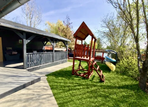 Rönkfa játszótér a kertben