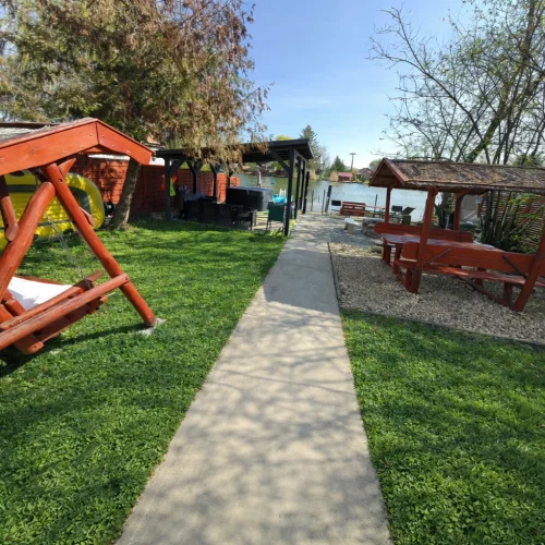 Hintaágy, filagória, fedett terasz alatt pedig jacuzzi