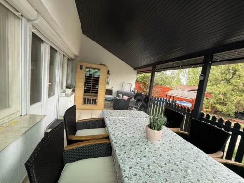 Fedett terasz kerti bútorokkal, infraszaunával