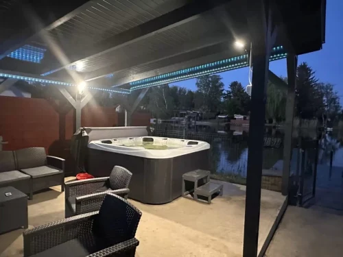 A vízpart mellett, kerítésen belül 5 személyes jacuzzi rattan kerti bútorokkal
