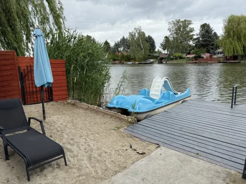 Csónak, vízibicikli, 2 db SUP deszka és túrakajak is rendelkezésre áll