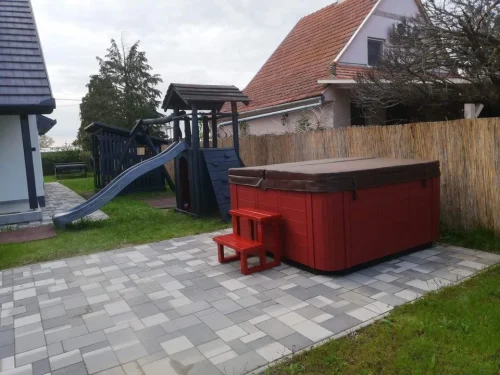 5 ülő, 1 fekvőhelyes jacuzzi a kertben