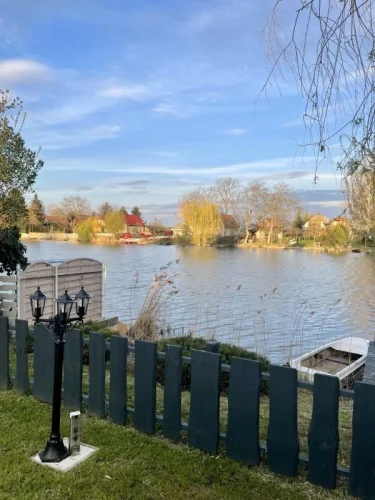 Biztonságos, elkerített vízpart