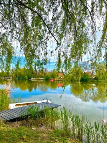 Közvetlen vízpart csónakkal