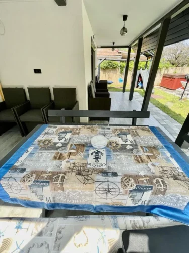 Fedett terasz kerti bútorokkal