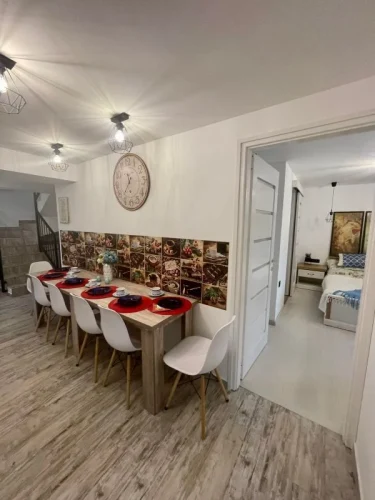 Étkező és az onnan nyíló földszinti franciaágyas szoba