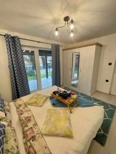 Földszinti franciaágyas szoba kilátással a kertre és vízpartra