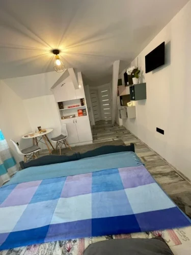 Emeleti tágas, kényelmes hálószoba két szimpla ággyal, TV-vel és beszélgetősarokkal