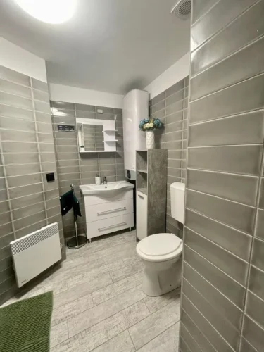 Minden szobához hasonló, tusolós saját fürdőszoba