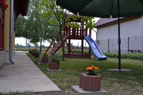 Gyermekjátszótér a kertben