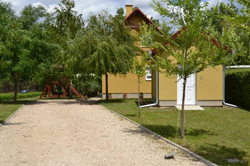 A vízparti üdülő az utca felől