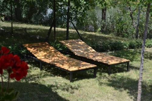 Napozóágyak a kertben