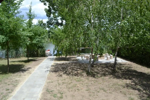 Szalonnasütögető és vízpart