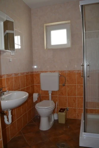 Tusolókabinos fürdőszoba WC-vel