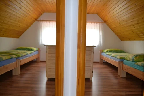 Emeleti 2x2 ágyas szoba