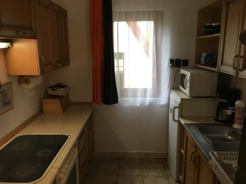 Az üdülőház felszerelt konyhája