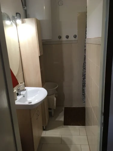 Fürdőszoba tusolókabinnal a földszinten