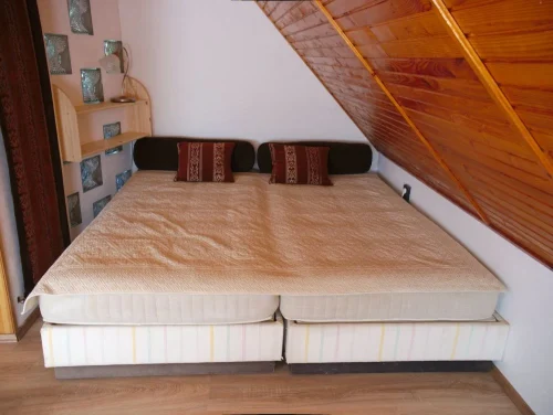 Emeleti hálószoba kétszemélyes ágya