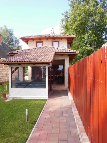 Medencés nyaraló fedett jacuzzival