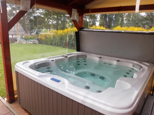 Hatszemélyes fedett jacuzzi Körösre néző kilátással