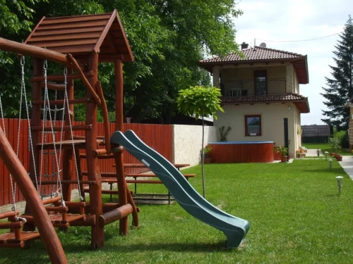 A medencés vízparti üdülő kertje