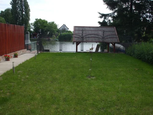 A medencés szállás vízpartja