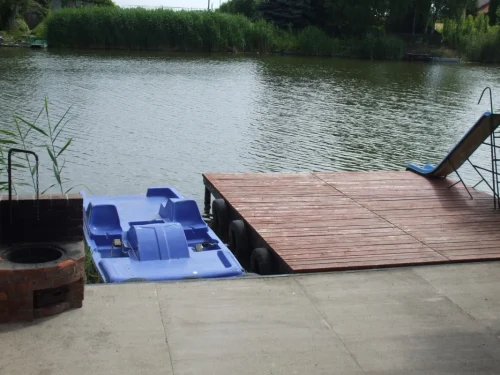 Horgászhely stéggel, vízibiciklivel