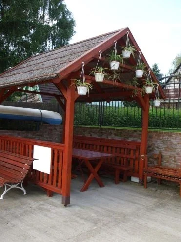 Kerti kiülő a vízpartnál