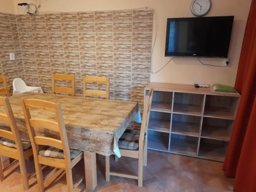 A vízparti bérelhető üdülő földszintje nappalival