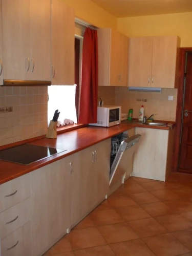 A vízparti üdülőház minden igényt kielégítő konyhája