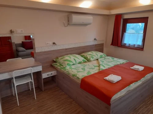 Emeleti franciaágyas szobák (2 db)