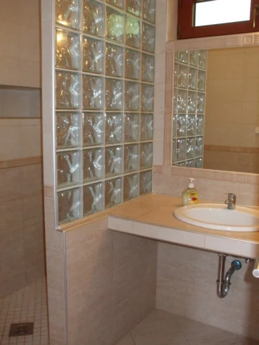 A bérelhető medencés nyaraló fürdőszobája